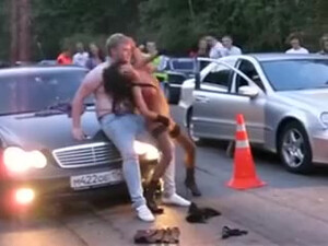 Красивая голая девушка показывает себя прямо на дороге