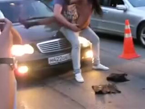 Красивая голая девушка показывает себя прямо на дороге