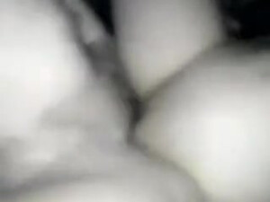 Парень ночью развлекается со своей милой девушкой