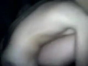 Парень ночью развлекается со своей милой девушкой