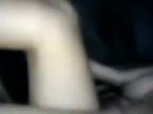 Парень ночью развлекается со своей милой девушкой