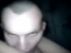 Парень ночью развлекается со своей милой девушкой