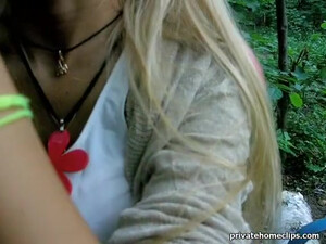 Милая красавица делает минет парню в лесу