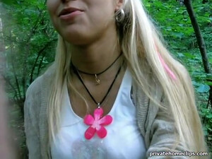 Милая красавица делает минет парню в лесу