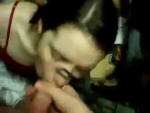 Сосет член и мило улыбается на любительскую камеру