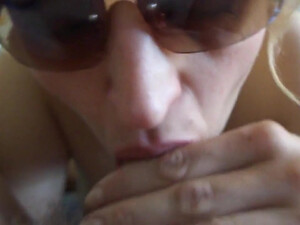 Жена сосет дома вкусный член мужа с мохнатым лобком