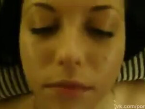 Кончил на лицо жене огромной порцией спермы и снял частное видео