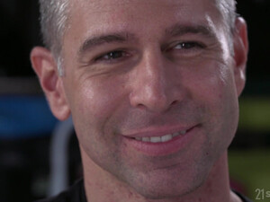 Блондинка на каблуках сосет хуй и трахается в анал раком