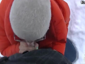 Сосет на улице лютой русской зимой