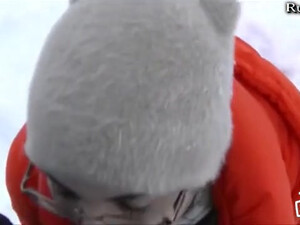 Сосет на улице лютой русской зимой