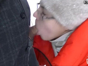 Сосет на улице лютой русской зимой