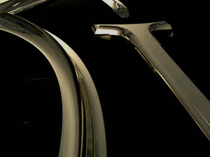 Фермер ебет белокурую помощницу прямо возле трактора