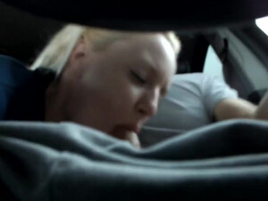 Отсосала в тачке парню в кепке просто так