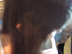 Студент трахает студентку раком на кухне перед камерой