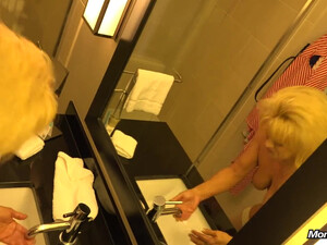 Старуха дрочит член и сосет на кастинге