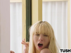 Насадил жопой на член молодую блондинку держа на руках