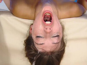 Жесткий горловой минет со слюнями и ебля в анал