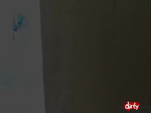 Жена сосет в ванной и дает в спальне