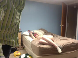 Голая связанная девка ебется с ботаном