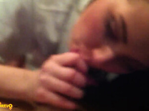 Брюнетка делает классный отсос