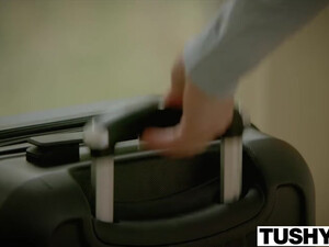 Посадил молодую девку на член сверху и смачно выебал в анал