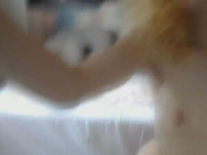 Шалунья дрочит ногами торчащий хер