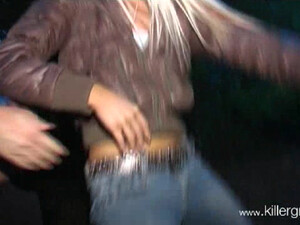 Белокурая шмара делает минет двум чувакам за деньги