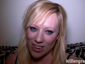 Проститутка с удовольствием делает мужчинам минет