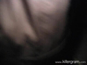 Шлюха строчит минет парню через окно машины