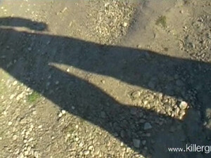 Держит проститутку на руках и трахает в пизду возле машины