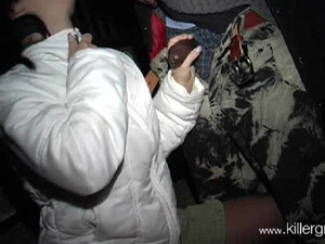 Шлюха сделала минет сидя на улице на лавочке