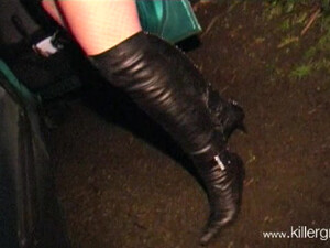 Белокурая блядь отважилась на групповой минет на улице