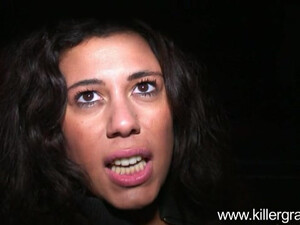 Миловидная шлюха берет в рот за деньги на улице