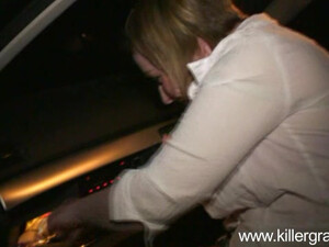 Дорогая проститутка сосет мужской хер в машине