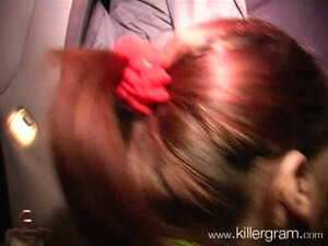 Придорожная сучка сосет член клиента в салоне машины