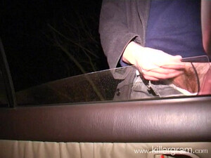 Придорожная сучка сосет член клиента в салоне машины