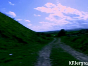 Чувак трахает раком белокурую шлюху в салоне машины