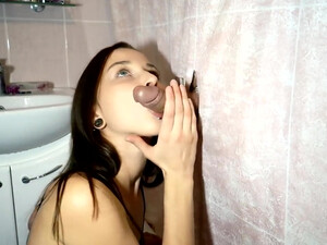 Две телки сосут член парня через шторку в ванной