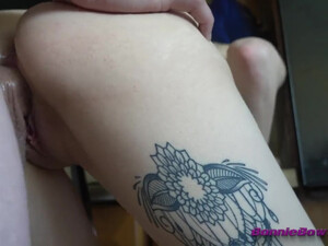 Муж трахает молодую шлюху раком на стуле