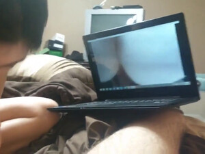 Телка лижет член парня пока он смотрит порнуху