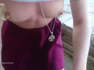 Кучерявая блондинка делает минет на улице