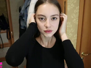 Красивая девица дрочит большой хуй отчиму перед вебкой