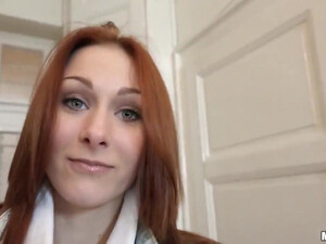 Рыжая шалава делает минет в домашнем порно