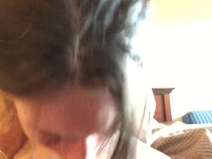 Домашний минет от знойной телочки крупным планом