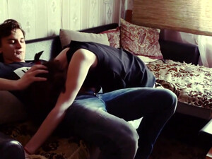 Русские студенты трахаются на диване в домашнем порно