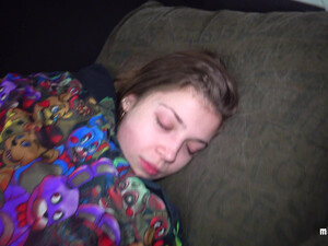 Братишка трахнул сонную сестрёнку мощным членом