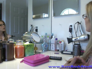 Мамка с силиконовыми сиськами делает горловой минет любовнику