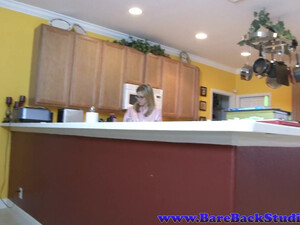 Мамка с силиконовыми сиськами делает горловой минет любовнику