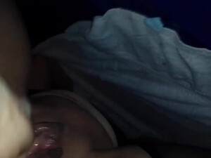 Ненасытная благоверная бурно кончает от умелого и глубокого фистинга муженька