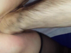 Ненасытная благоверная бурно кончает от умелого и глубокого фистинга муженька